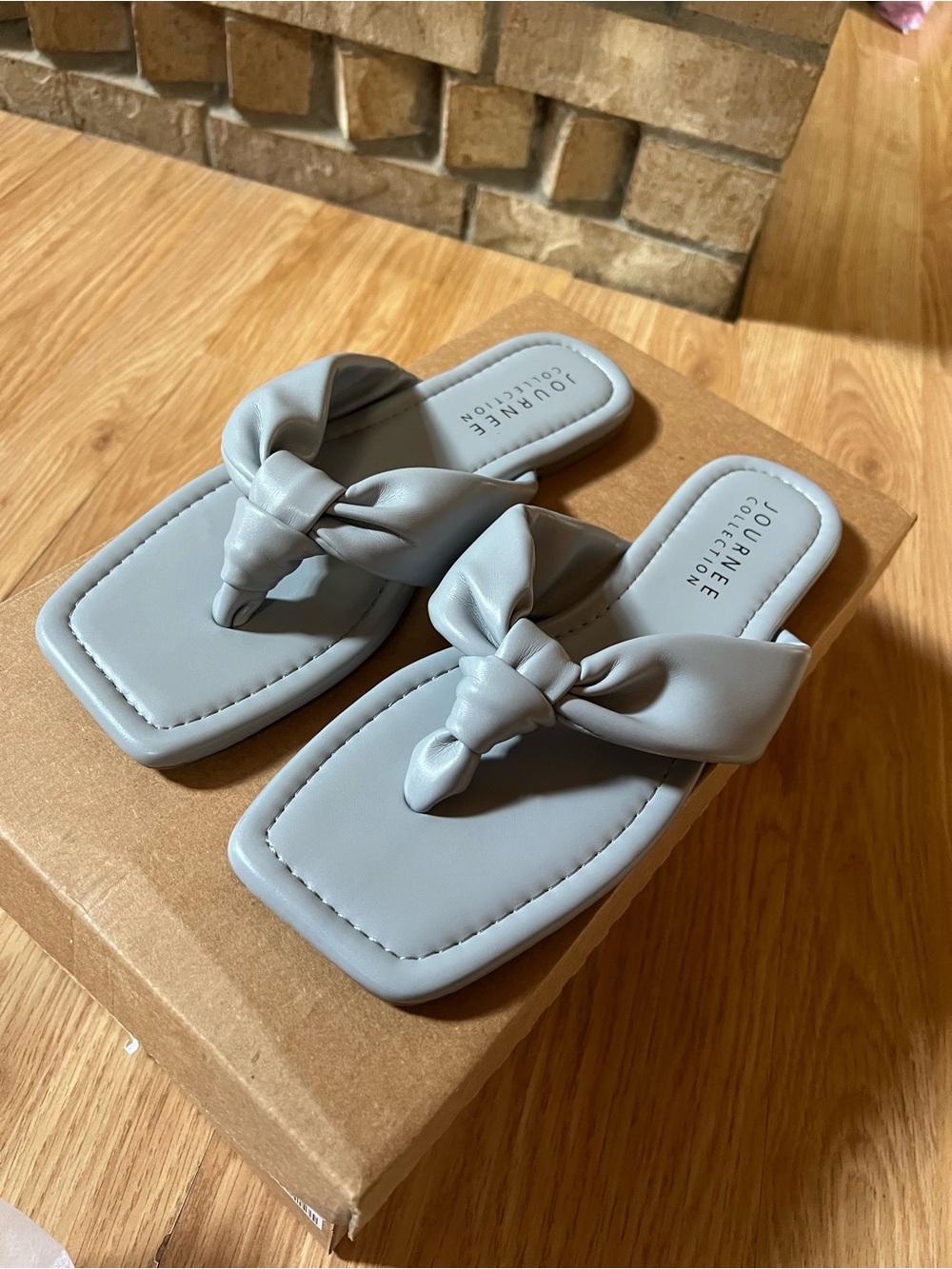 Journee Collection Women's Light Gray Knotted Toe-Post Sandals